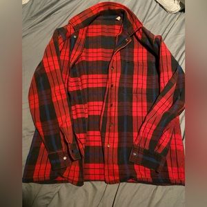 No size or brand listed. I would say this is a medium.